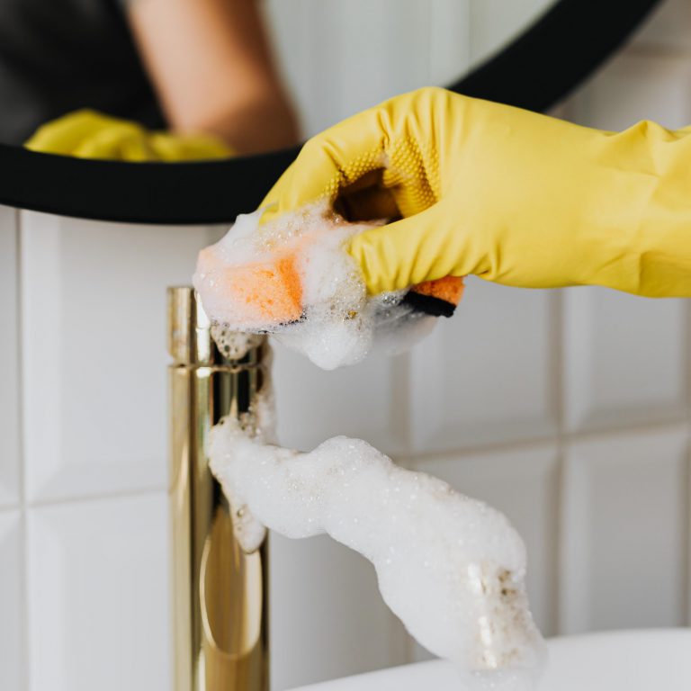 Reinigung im Schutzanzug